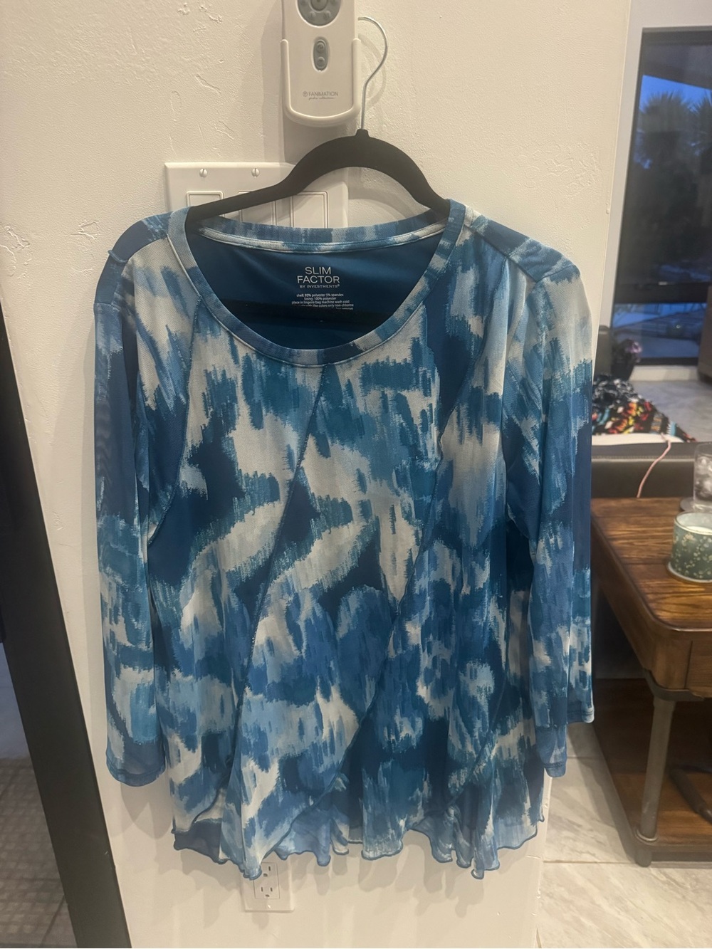 Investments Blue & White Abstract Print Women's Long Sleeve Top